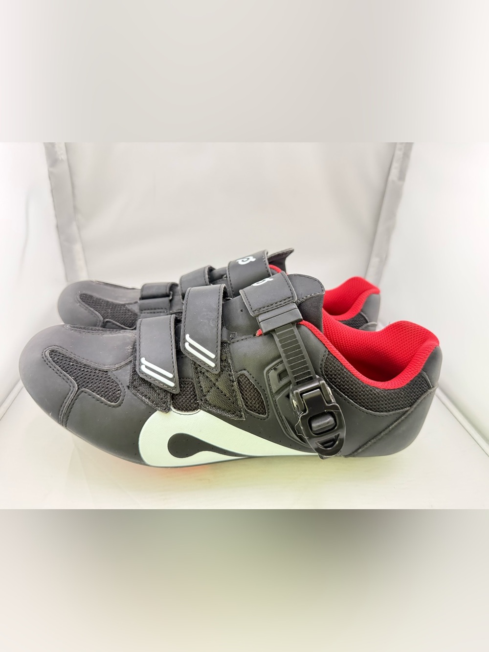 The Peloton shoe size 43 US Men's size 10 or a US Women's size 12.